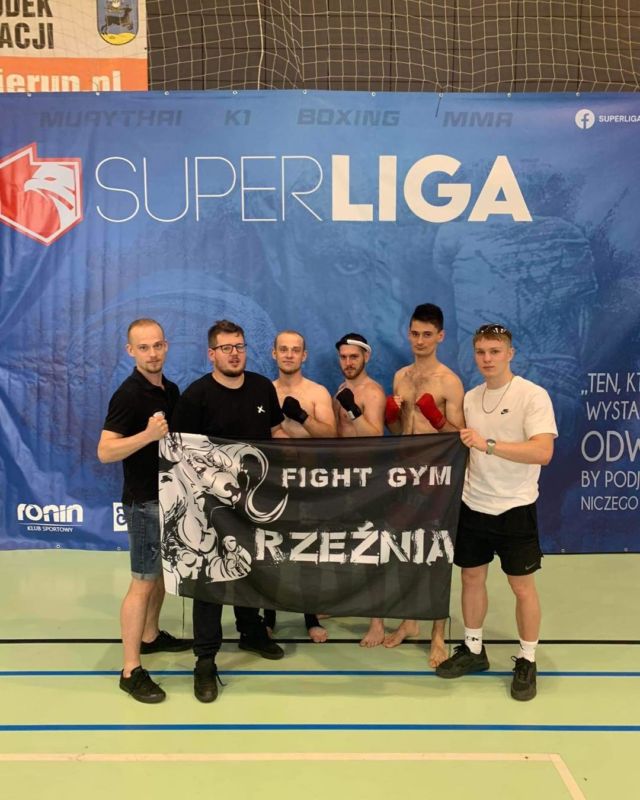 W minioną sobotę ponownie byliśmy na @superligamt 🙏🏻

Nasz klub tym razem reprezentowało trzech zawodników. 
 
Kamil Kaczor, który wygrywa swoją walkę na punkty po bardzo mocnym starciu. Klincz zaważył nad decyzją sędziów, gratulację! 🙏🏻

Jakub Cichy, przegrywa walkę decyzją sędziów. Pierwsza runda oraz początek drugiej toczył się po naszej myśli, dopóki nie dostał mocnego kopnięcia w krocze. Niestety to kopnięcie odebrało dużo siły Kubie i kończymy walkę przegraną, gratulację! 🙏🏻

Paweł Zygadło, stoczył trzy mocne rundy. Niestety finalnie minimalnie przegrywa na punkty ale trzeba przyznać, że była to bardzo fajna, emocjonująca walka. W następnej wróci silniejszy, gratulację! 🙏🏻

Wielkie gratulacje dla całej trójki Rzeźników, wracamy na matę i działamy dalej! 🙏🏻

#rzezniafightgym #muaythaifight #extremesport #fightnews #muaythaitechniques #combatsports #muaythaifighter #fightwear #boxingnews #competitiontime #fightsports #muaythaishorts #achievment #muaythaitraining #martialartslife #onechampionship #comebackstronger #polishchampion #fighterslife #muaythailife